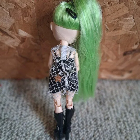 RAINBOW HIGH THE JADE HUNTER DOLL-2019 - Picture 4 of 5